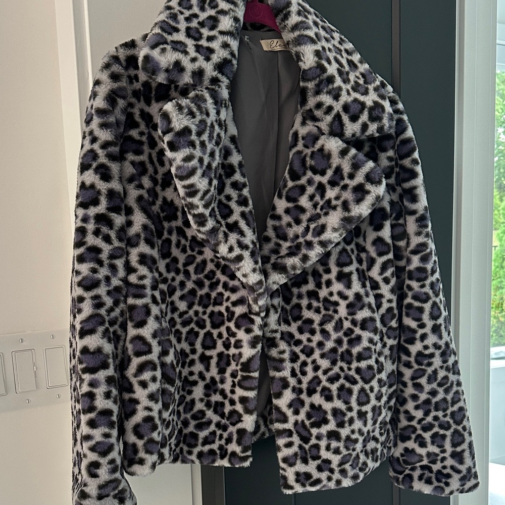 Elan Black, White & blue Leopard Teddy Jacket looks so amazing with jeans!